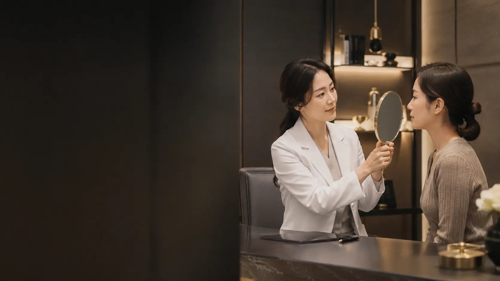 피부클리닉 상담과 진료 장면