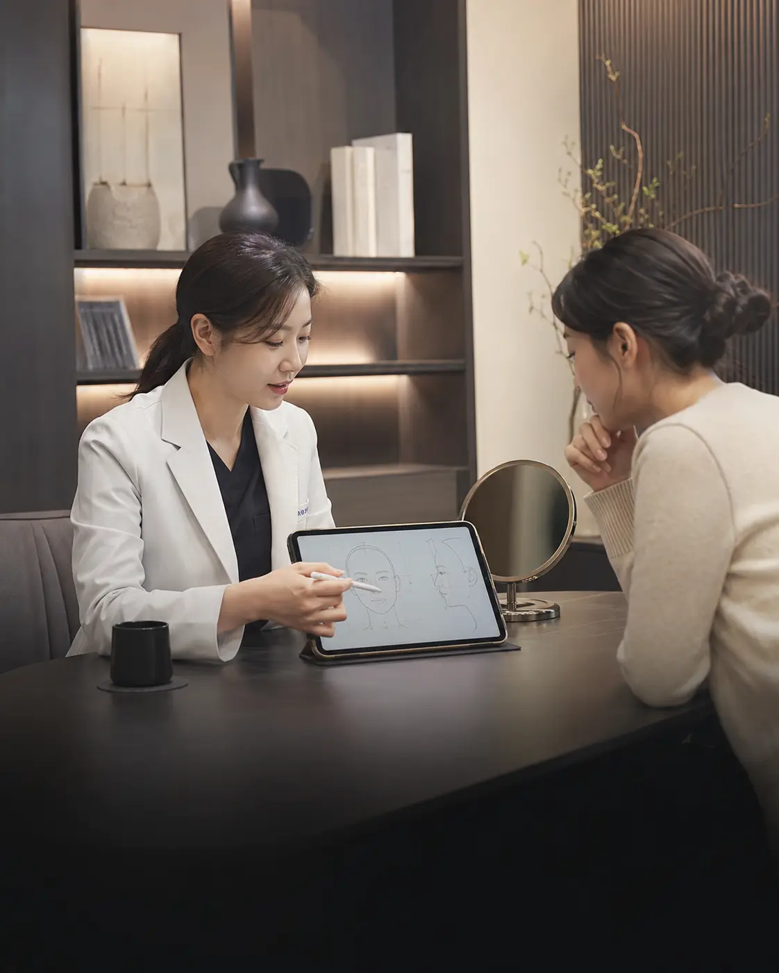 피부클리닉 상담과 설명 장면
